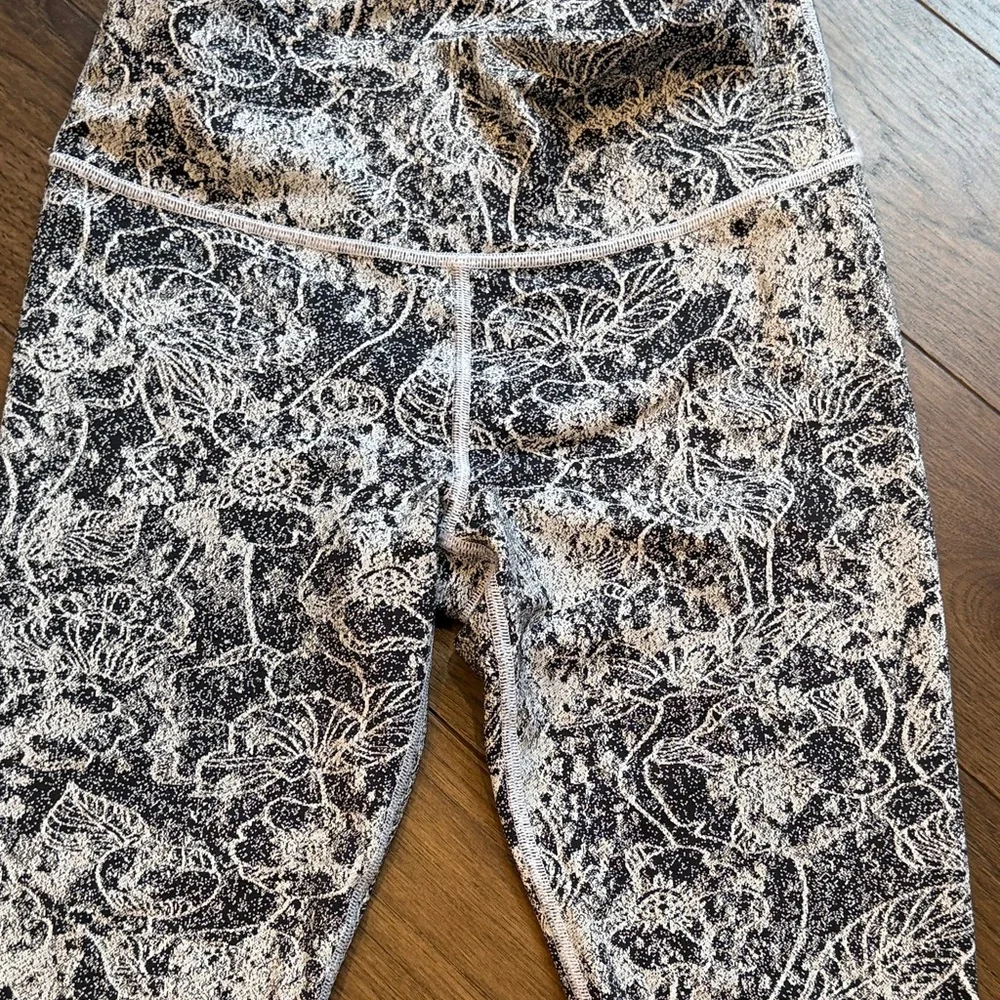 Athleta Elation Graffiti Fleur 7/8 Tight, BLACK/WHITE Size Small C5-036
